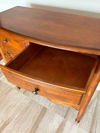 Cómoda de estilo francés en madera – 5 cajones