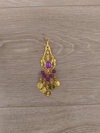 Orecchini, bracciali, bracciale e collana dorati