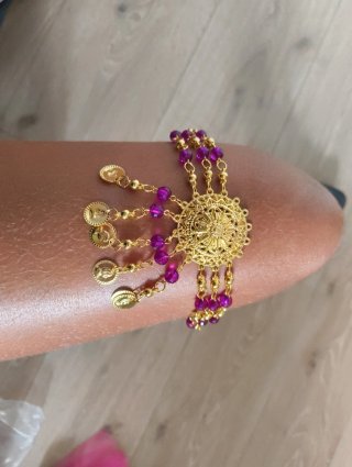 Orecchini, bracciali, bracciale e collana dorati