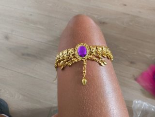 Orecchini, bracciali, bracciale e collana dorati