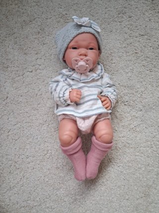 Muñeco bebé con gorrito y chupete