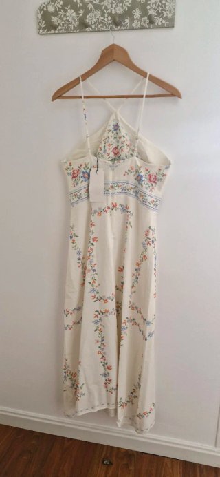 Vestido midi blanco bordado floral