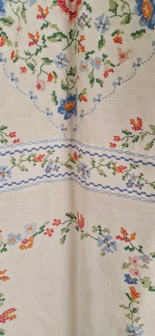 Vestido midi blanco bordado floral
