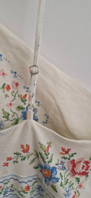 Vestido midi blanco bordado floral