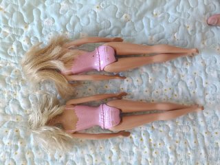 2 Barbies con traje de baño rosa