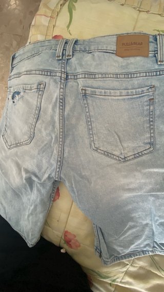 Pantalón corto vaquero desgastado