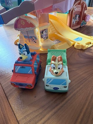 Circuito VTech Bluey Casa Familiar + 2 Coches