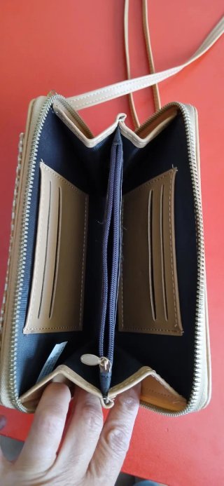 Bolso cartera bandolera tejido beige y marrón.
