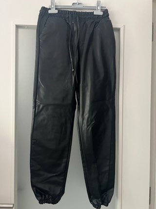 Pantalón ancho negro efecto piel