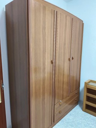 Armario de madera marrón