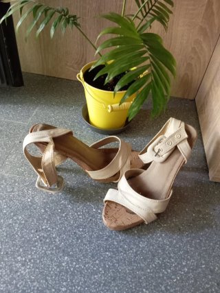 Sandalias de tacón beige