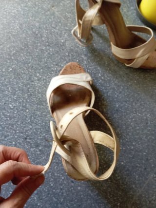 Sandalias de tacón beige