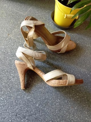 Sandalias de tacón beige
