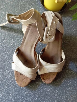 Sandalias de tacón beige