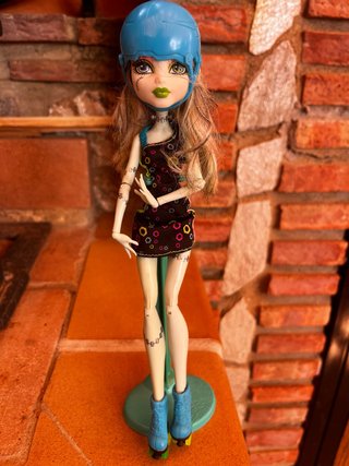 Muñeca Monster High con petaca, patines y casco