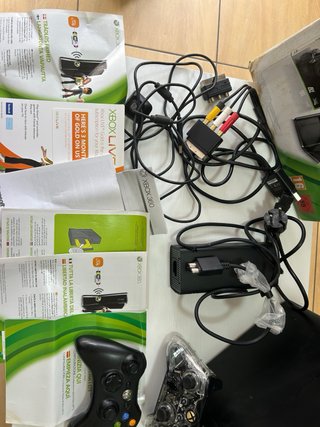 Xbox 360 250GB + 2 mandos + juegos