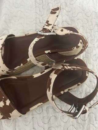 Sandalias cuña estampado vaca