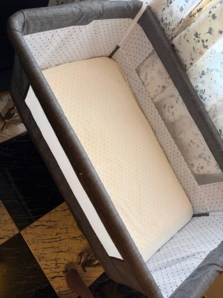Cuna de viaje gris