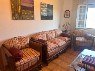 Sofá Modernista Tapizado Madera y Rattan