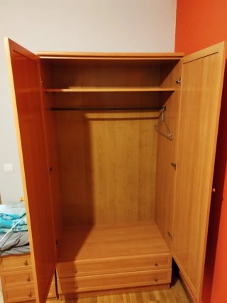 Armario de madera con cajones