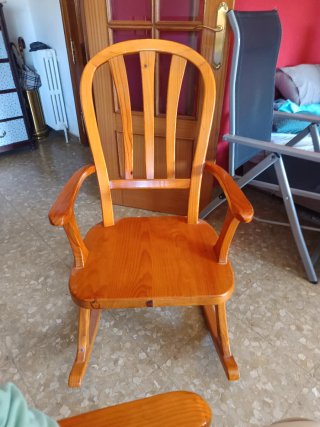 2 Mecedoras de Madera Marrón
