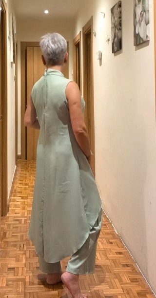 Traje pantalón y levita larga verde menta