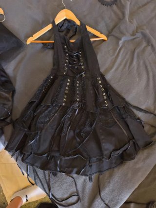 Dos vestidos corset góticos + shorts y cuñas altas