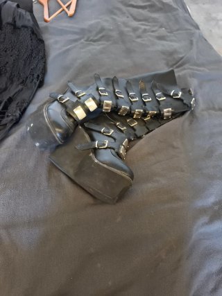 Dos vestidos corset góticos + shorts y cuñas altas