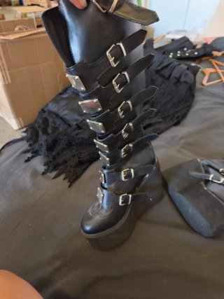 Dos vestidos corset góticos + shorts y cuñas altas
