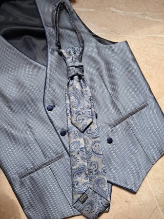 Chaleco y corbata azul plateado