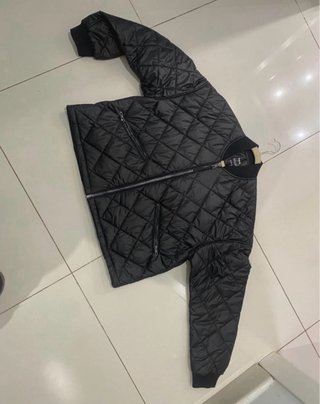 CHAQUETA BOMBER IMPERMEABLE ACOLCHADA. MUY CÓMODA