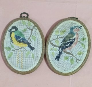 Bordados de pájaros en bastidor ovalado