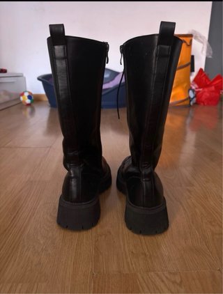 Botas altas negras con cordones