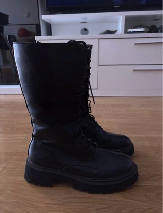 Botas altas negras con cordones