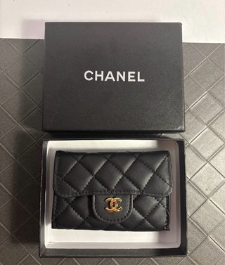 Portacarte Chanel nero con logo oro