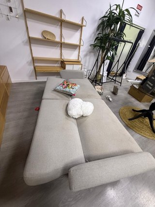 Sofá cama tela beige y madera