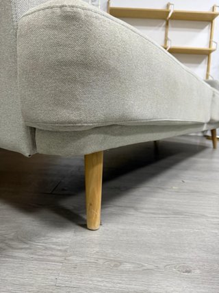 Sofá cama tela beige y madera