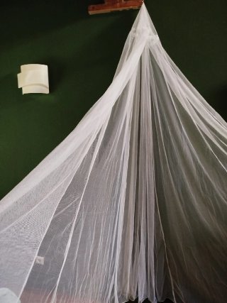 Mosquitera de tela blanca