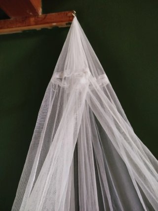 Mosquitera de tela blanca