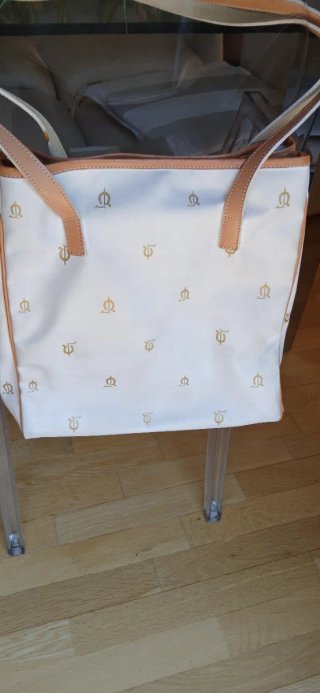 Bolso blanco y dorado con estampado