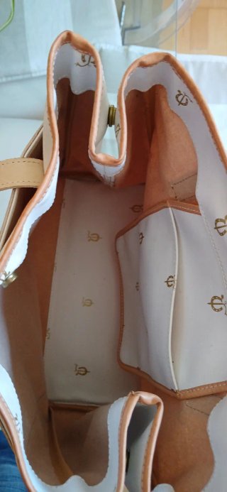 Bolso blanco y dorado con estampado