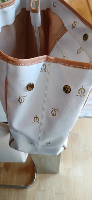 Bolso blanco y dorado con estampado