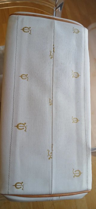 Bolso blanco y dorado con estampado