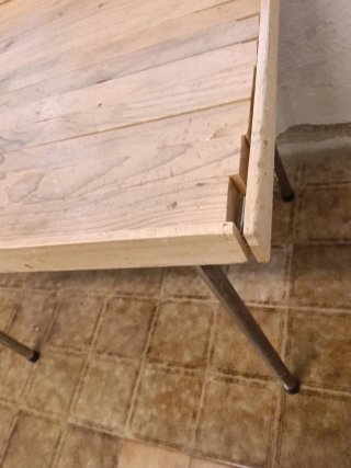 Mesa de madera con patas metálicas