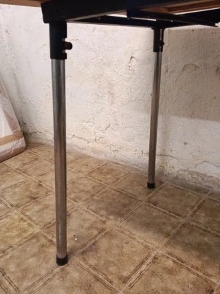 Mesa de madera con patas metálicas
