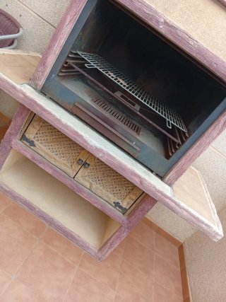Barbacoa exterior con chimenea