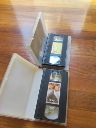 2 VHS: Bambi Los Clásicos y Titanic