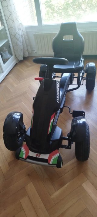 Kart a pedales negro con detalles tricolor
