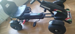 Kart a pedales negro con detalles tricolor