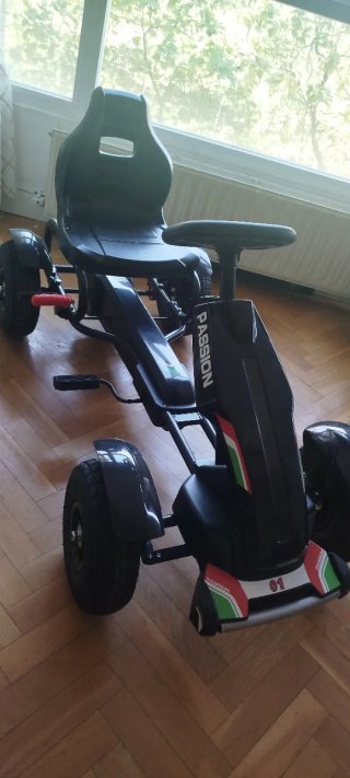 Kart a pedales negro con detalles tricolor